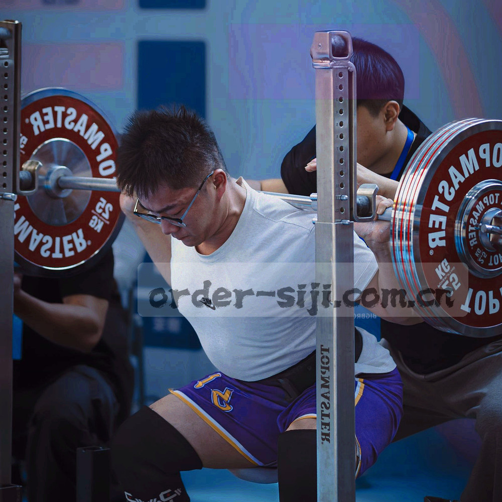 青稞嫩绿、冰川蓝、赭红与深靛蓝四块色卡并置的抽象画面，边缘带等高线细纹